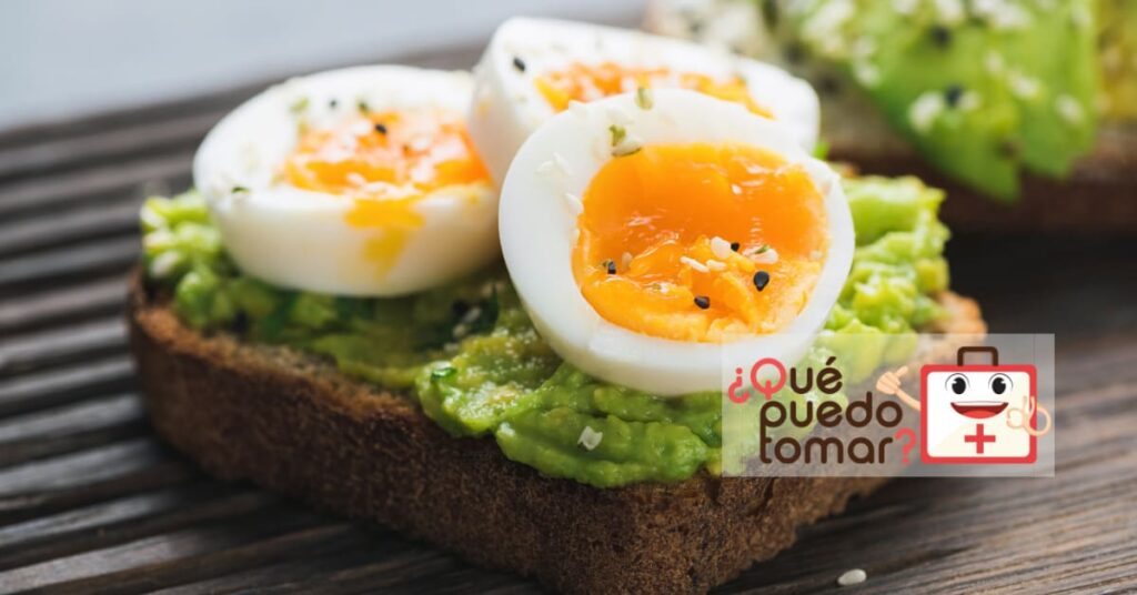 Pan tostado con aguacate y huevo duro